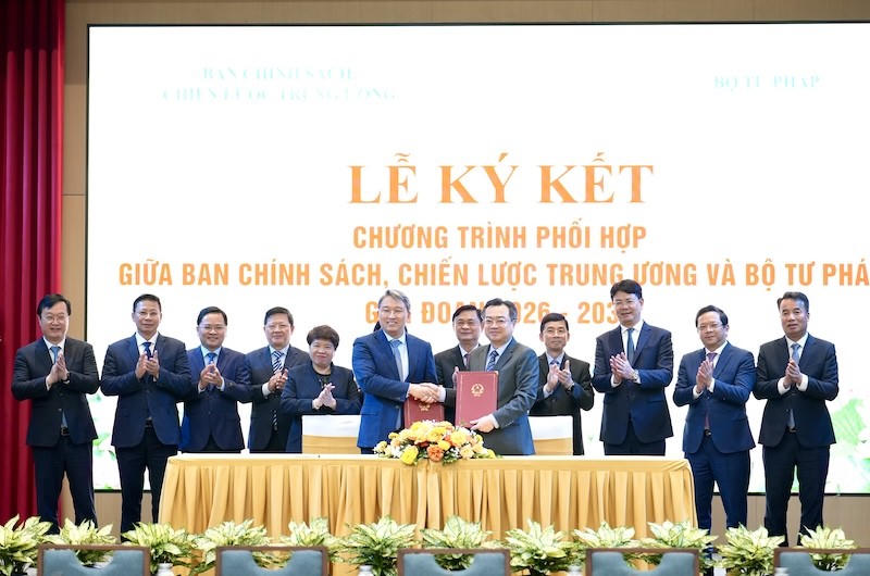 Ký kết Chương trình phối hợp công tác giữa Bộ Tư pháp và Ban Chính sách, chiến lược Trung ương.