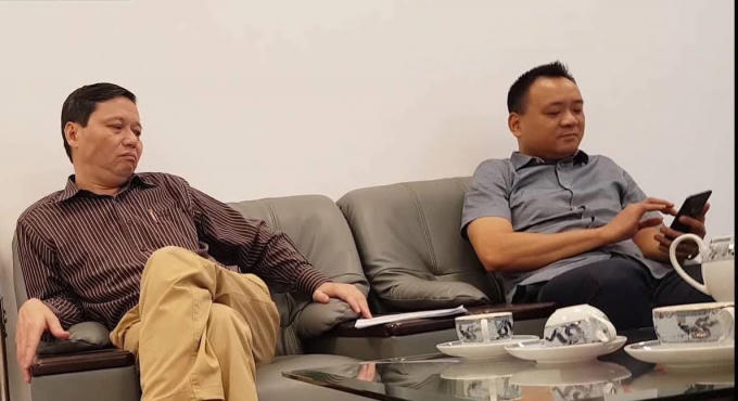 Ông Cao Đức Đại, Phó tổng Giám đốc phụ trách Công ty TNHH Một thành viên Quản lý và Phát triển nhà Hà Nội (bên phải) làm việc với phóng viên Phapluatplus.vn.