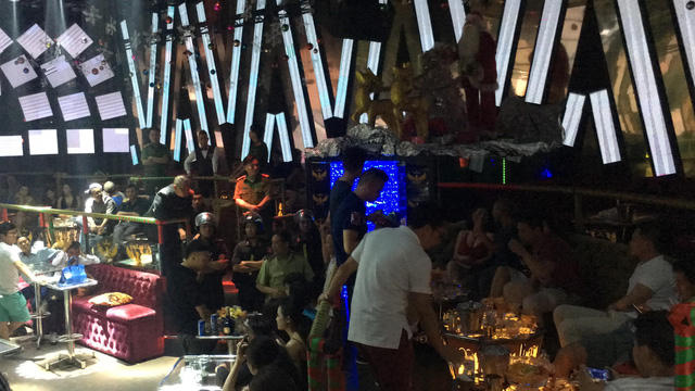 Bên trong quán bar 212