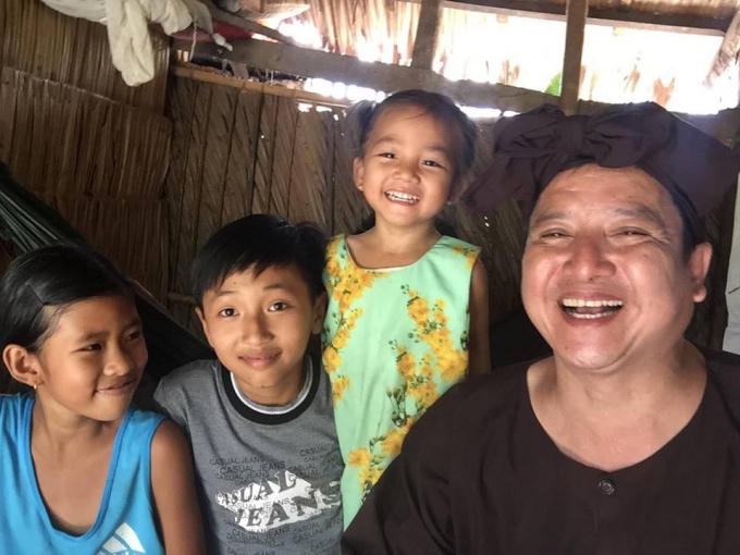 “Táo giao thông” Chí Trung chở đầy tình yêu thương đến với những người dân nghèo.