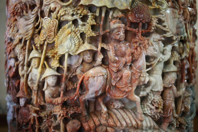 Để làm ra “tam bảo vĩnh hằng”, 3 người thợ giỏi mà ông Minh thuê đã phải làm việc miệt mài trong gần 3 năm.