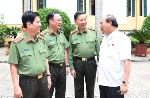 Thủ tướng Nguyễn Xuân Phúc trò chuyện với lãnh đạo Bộ Công an. (Ảnh: VOV)