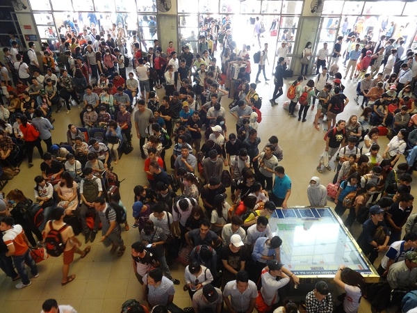 Nhiều người xếp hàng đợi từ 7h sáng để mong có được vé về quê.