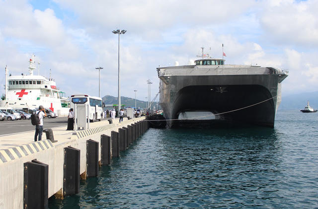 Chiến hạm vận tải cao tốc Hoa Kỳ - USNS Fall River có mặt ở Cảng Quốc tế Cam Ranh (Khánh Hòa) để tham dự Chương trình Đối tác Thái Bình Dương 2017. Con tàu được thiết kế 2 thân, với tốc độ di chuyển cực đại trên biển, lên tới 80km/giờ. (Ảnh: Viết Hảo)