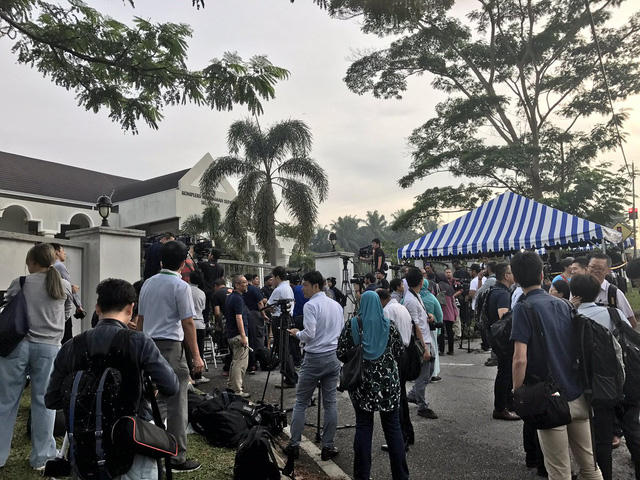 Đông đảo phóng viên có mặt bên ngoài tòa án tại Sepang, Malaysia sáng nay, 13/4 (Ảnh: Twitter)