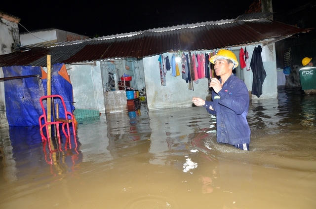 Khu trọ của công nhân trên đường Lương Định Của (quận 2, TPHCM) bị nước bủa vây.