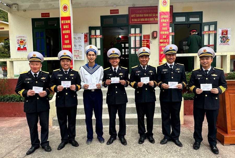 Cử tri là chiến sĩ Hải quân thực hiện bỏ phiếu tại khu vực bầu cử trên đảo Trần.