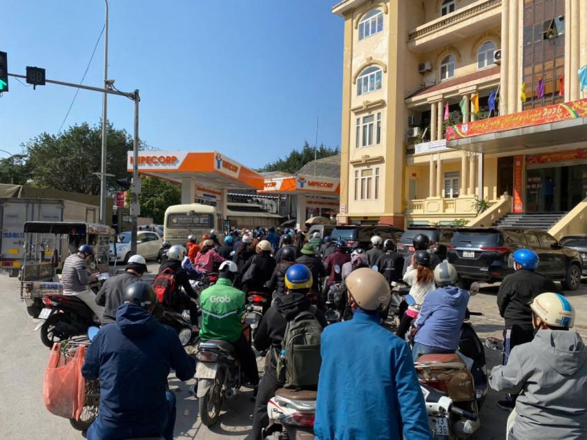 Người dân xếp hàng dài chờ mua xăng trên đường Nguyễn Phong Sắc (Cầu Giấy). “Đây là cây xăng thứ 5 trong buổi sáng nay, những cây xăng trước đó, số lượng người đứng xếp hàng quá đông nên tôi phải từ bỏ”, Anh T. chia sẻ.