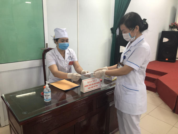 Sau khi bỏ phiếu, cử tri sẽ đến bàn số 3 để đóng dấu
