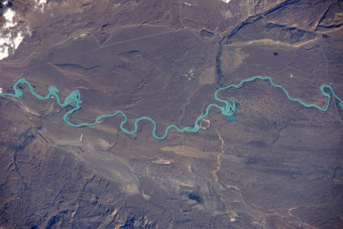 Nước sông chảy ra từ cánh đồng băng Patagonia. (Ảnh: NASA)