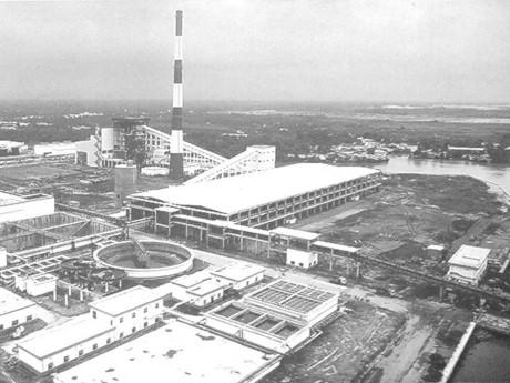 Nhà máy giấy Lee&amp;Man Hậu Giang nằm ngay bên cạnh sông Hậu. Ảnh: Đ.TRUNG