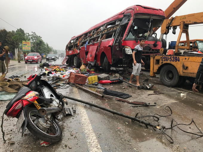 Đang lưu thông chiếc xe khách bất ngờ bị nổ lốp rồi đâm vào giải phân cách lật giữa đường. Tại hiện trường chiếc xe khách bị biến dạng hoàn toàn, nhiều hành lý bị rơi xuống đường.