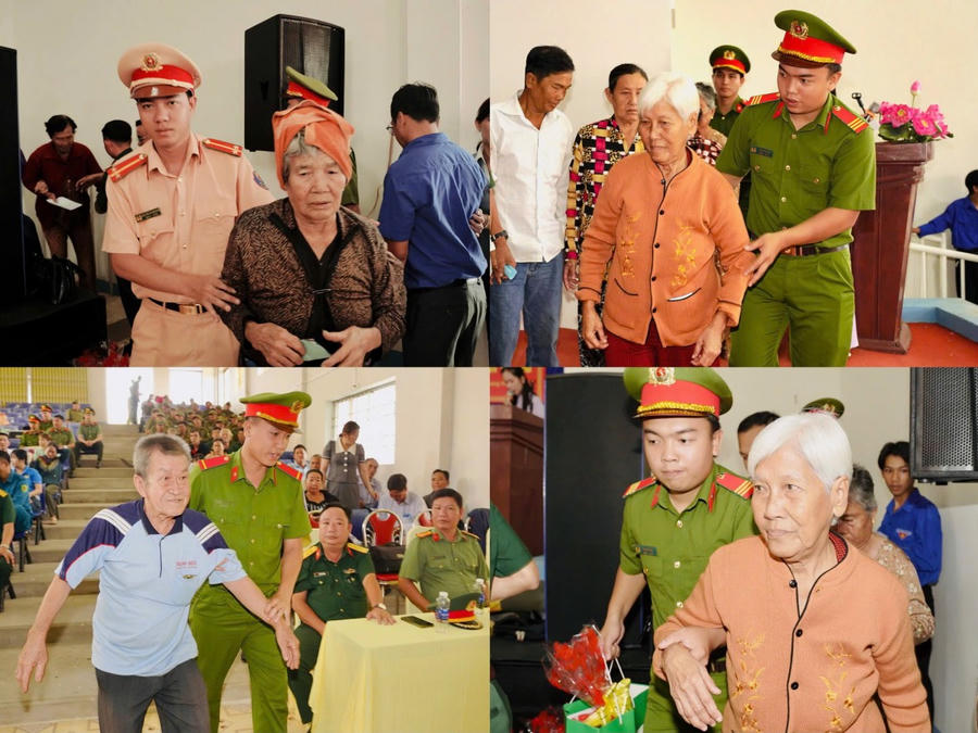 Cán bộ, chiến sĩ Công an tỉnh Cà Mau hỗ trợ người dân nhận quà Tết.