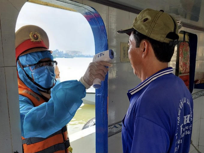 Dưới trời nắng oi bức, nhưng những cán bộ, chiến sỹ Cảnh sát giao thông trong trang phục bảo hộ kín mít, nhẹ nhàng hướng dẫn các tàu, thuyền vào kiểm tra, tuyên truyền phòng, chống dịch bệnh Covid 19. 