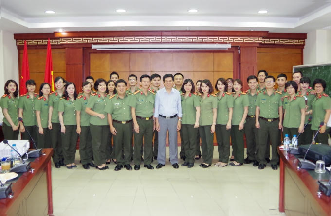Ông Lê Văn Tăng, Giảng viên chụp ảnh lưu niệm với học viên.