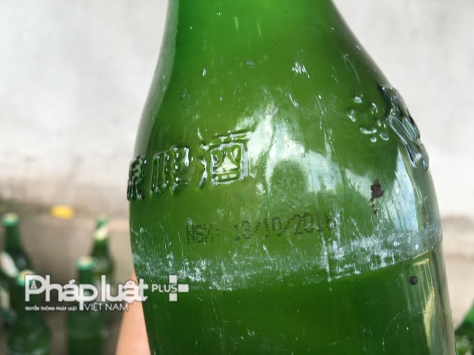 Ngày sản xuất của những chai bia bị đóng cặn.