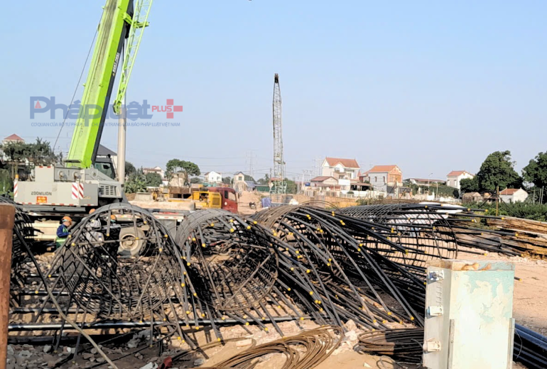 UBND thành phố yêu cầu tập trung tháo gỡ khó khăn, vướng mắc. Trong đó quyết liệt giải phóng mặt bằng, không được để tình trạng dự án chờ mặt bằng. (Ảnh: N. Trường).