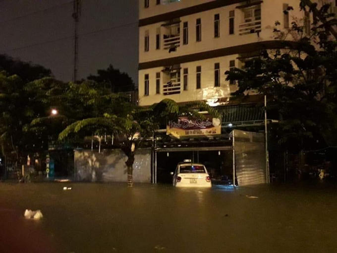 Chỉ sau một đêm mưa lớn đến rạng sáng 9/12, TP Đà Nẵng ngập trong biển nước.