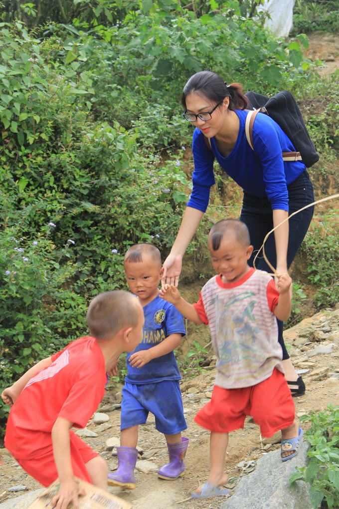 Diệu Ngọc rất thân thiết với các em nhỏ nơi đây.