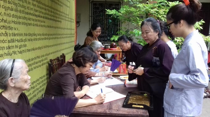 Tăng ni, phật tử và người hướng phật có mặt từ rất sớm để tham gia lễ kính mừng Phật đản.