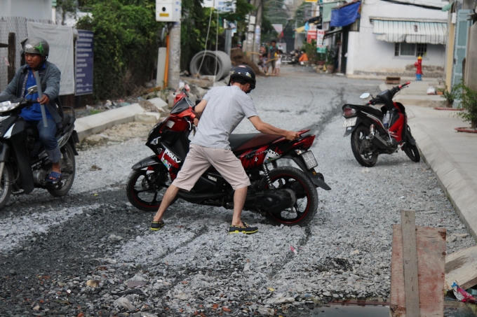 Đá dăm của công trình đổ quá cao khiến cho việc dắt một chiếc xe cũng khó. Được biết đướng số 49 được nâng cấp với số vốn hơn 5 tỉ đồng, trong đó người dân đóng góp hơn 2 tỉ.