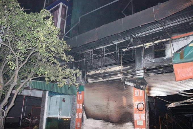 Cửa h&agrave;ng nội thất tan hoang sau khi bị