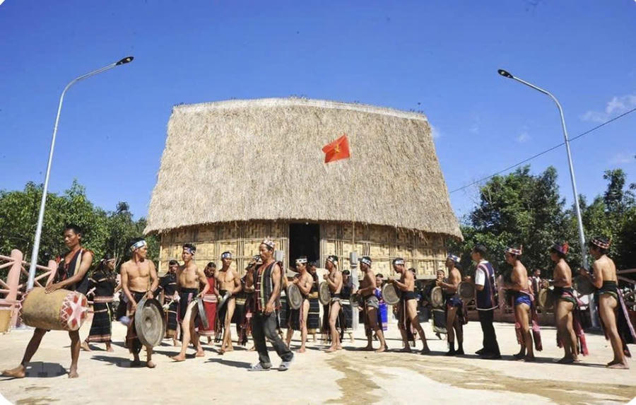 Chiêng, trống và những nhạc cụ dân tộc dành cho Lễ hội đêm 30 Tết. Ảnh: T.H