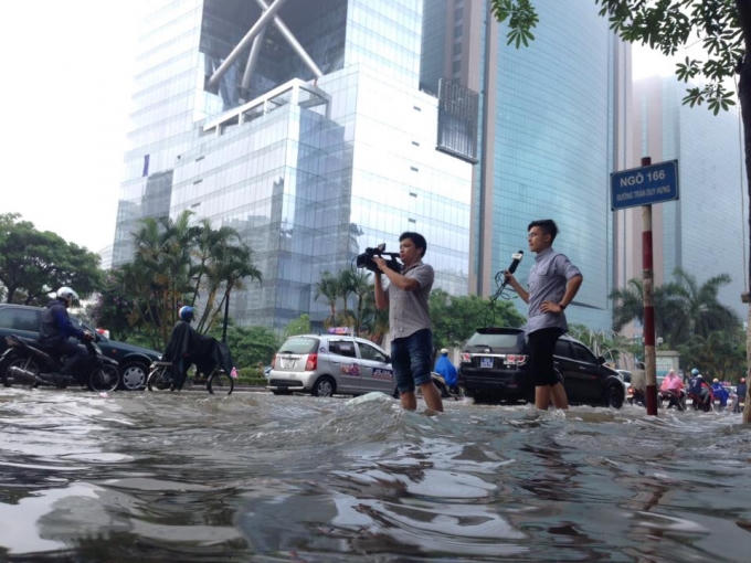 Không chỉ có nông dân phải xắn quần lội ruộng, ngày 25/5, các phóng viên trên địa bàn Hà Nội cũng xắn quần, lội đường tác nghiệp. (Đường Trần Duy Hưng, Hà Nội)