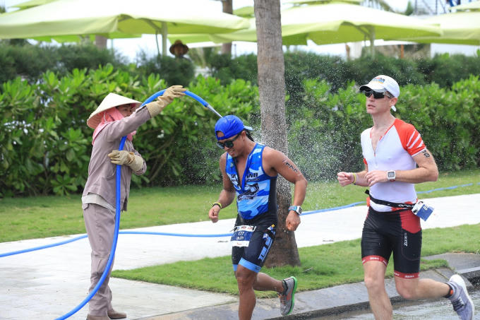Thời tiết nắng nóng gây khó khăn không nhỏ cho các vận động viên.