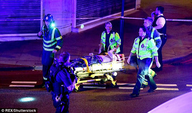 Xe tải t&ocirc;ng thẳng v&agrave;o đ&aacute;m đ&ocirc;ng ở thủ đ&ocirc; London, nhiều người bị thương
