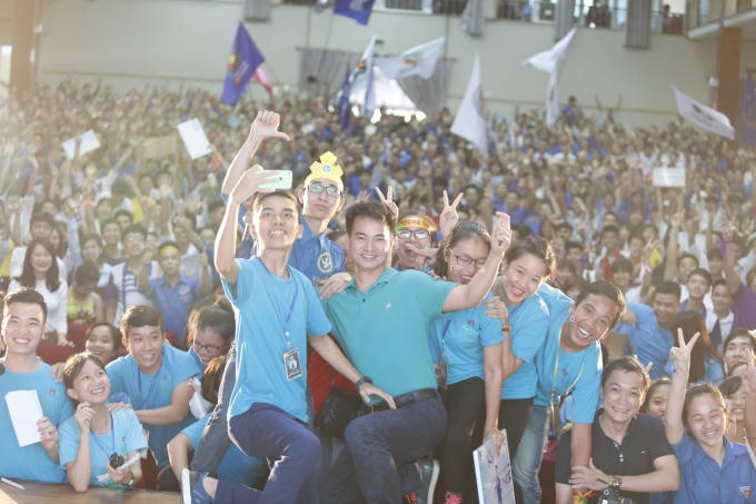 Sự có mặt của danh hài, người con Đất Tổ Xuân Bắc đã khuấy động cả hội trường lớn với hơn 1500 sinh viên đến từ các trường đại học trên địa bàn Hà Nội.