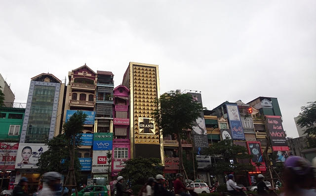 Quy định là vậy nhưng hiện nay rất nhiều cửa hàng, cơ sở kinh doanh, đặc biệt là các cơ sở kinh doanh dịch vụ karaoke vẫn treo biển quảng cáo cỡ lớn, bịt kín mặt tiền. Việc làm này tiềm ẩn nhiều nguy cơ khi xảy ra cháy nổ.