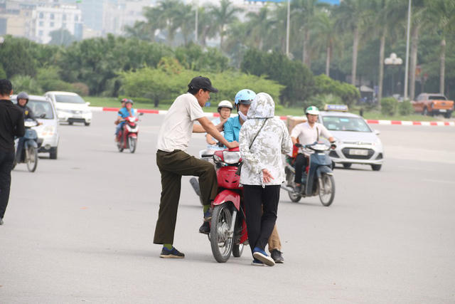 Chỉ cần thấy người tạt vào lề đường cánh phe vé ngay lập tức bủa vây, không cần biết họ bán hay mua.