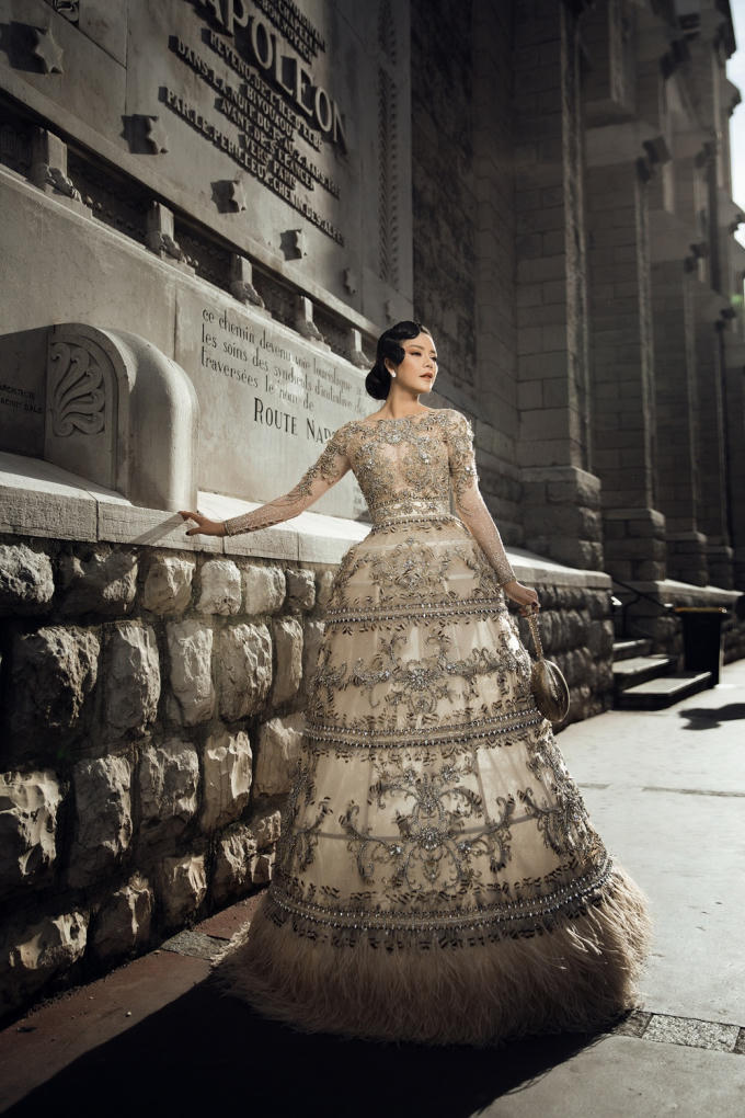 Hình ảnh thướt tha yêu kiều như nàng công chúa bước ra từ truyện cổ tích của Lý Nhã Kỳ khiến bất cứ ai đi qua cũng không thể rời mắt.