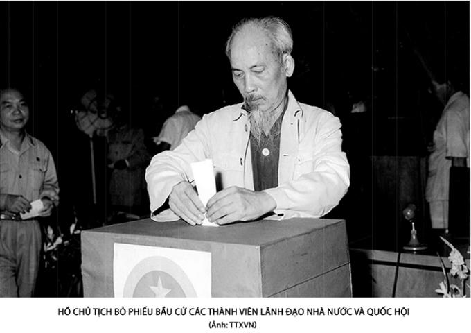 Một trong những hình ảnh về Bác Hồ bỏ phiếu bầu cử được trưng bày tại triển lãm.