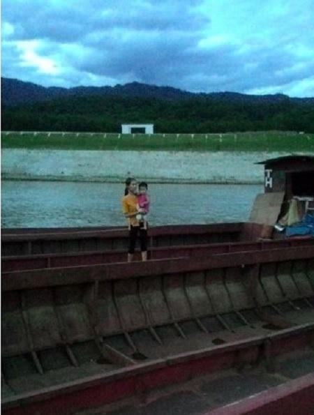 Bà mẹ trẻ cùng đứa con thơ ở "xóm bến tàu" (Ảnh: Bảo Yến).