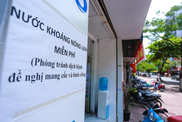 Các cây nước khoáng miễn phí xuất hiện khá sớm ở các địa điểm phố Chùa Láng, phố Thái Hà và phố Bà Triệu. Ông Trần Xuân Chiều (53 tuổi), bảo vệ ở địa điểm đặt bình nước phố Chùa Láng cho biết, những ngày nắng nóng đỉnh điểm phải hết 4 – 5 bình nước. Cây nước xuất hiện phục vụ bất cứ ai đi qua đây, nhưng những người uống chủ yếu là giao hàng, xe ôm, sinh viên một số trường đại học xung quanh và người trong bệnh viện.