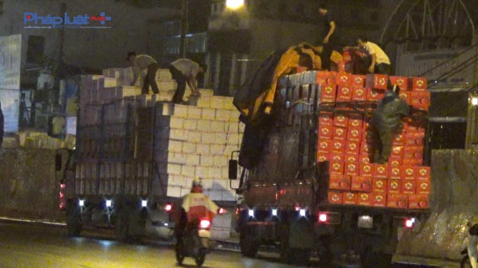 Hàng đêm, các xe tải chở hàng ngang nhiên dừng đỗ bốc dỡ hàng hóa trên tuyến đường Trần Nhật Duật trước khi vào chợ Long Biên,