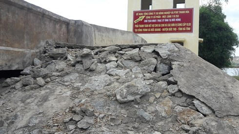 Nội dung tấm biển đòi nợ được gắn tại công trình.