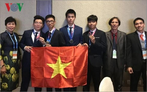 Đoàn Việt Nam dự cuộc thi Olympic Thiên văn học và Vật lý thiên văn quốc tế.