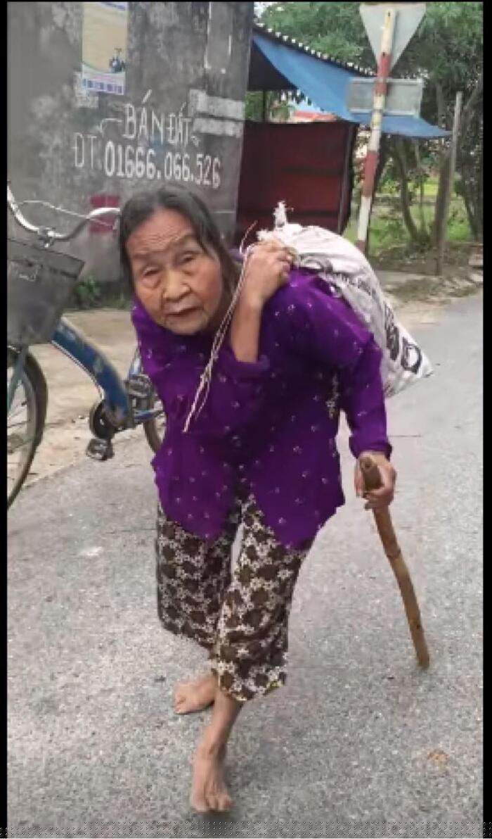Hình ảnh cụ bà cõng đồ đi cứu trợ miền Trung