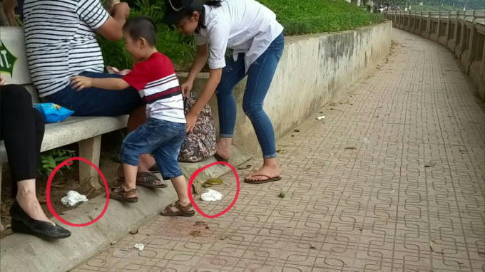 Nhiều du khách vứt rác bừa bãi sau khi đã sử dụng.