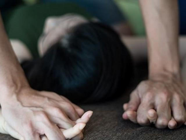 Bé gái 14 tuổi bị nam thanh niên quen qua mạng dụ dỗ vào nhà nghỉ quan hệ tình dục. Ảnh minh họa