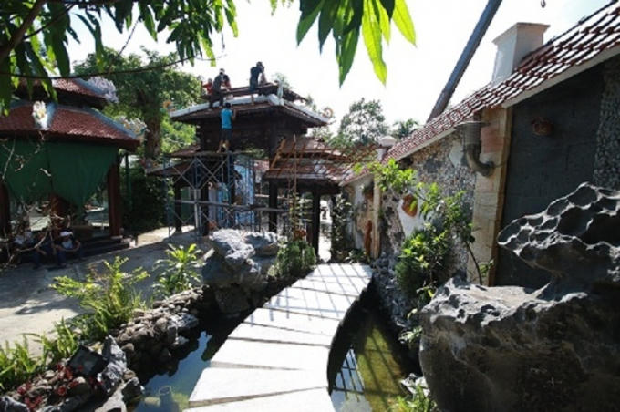 Biệt phủ của đại gia vàng Ngô Văn Quang chỉ còn căn nhà xây 235 m2 là chưa tháo dỡ nhằm cho công nhân ở và tạm giữ đồ đạc đã tháo dỡ trước đó.