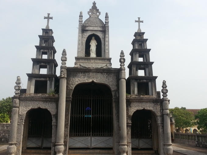 Mặt tiền nhà thờ Đá (công trình được làm hoàn toàn bằng đá).