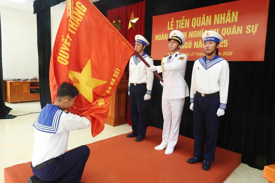 Quân nhân hoàn thành nghĩa vụ quân sự thuộc Trung đoàn 551 thực hiện nghi thức hôn Quân kỳ