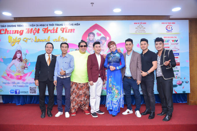Đông đảo các nghệ sĩ và doanh nhân đã đến và đồng hành cùng Phi Thanh Vân trên con đường từ thiện đầy ắp tình người.