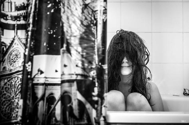 3. Mái tóc dài, sự cẩn trọng khi tắm là thế mạnh của cô, dù có núp sau tấm rèm thì cũng vậy thôi. Nhưng không sao, lần này đã có mũi và miệng.