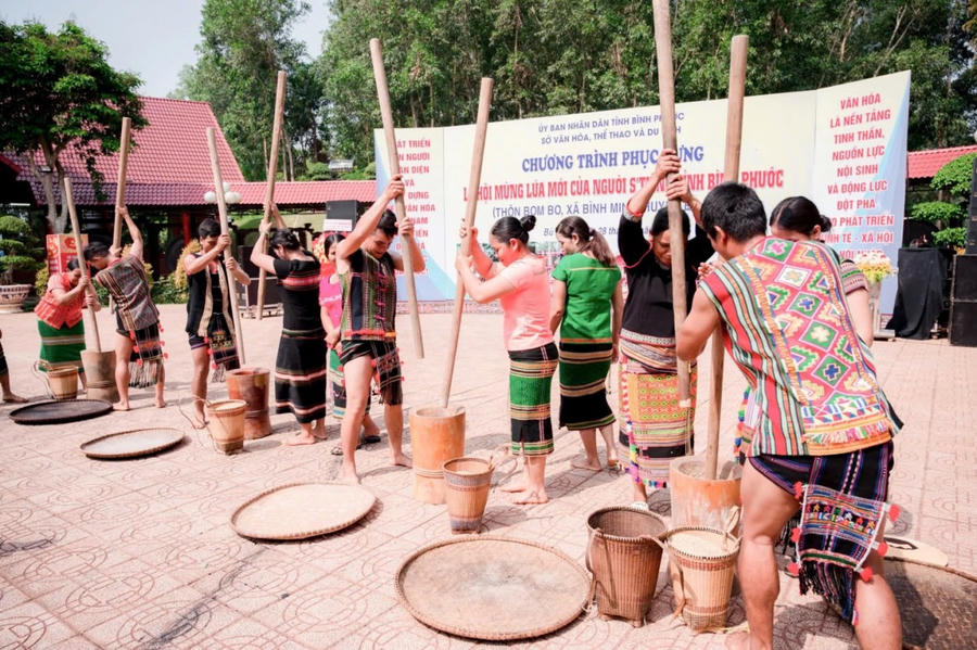 Bà con đồng bào S'tiêng tái hiện phong trào giã gạo nuôi quân tại Khu bảo tồn văn hoá dân tộc S'tiêng sóc Bom Bo.