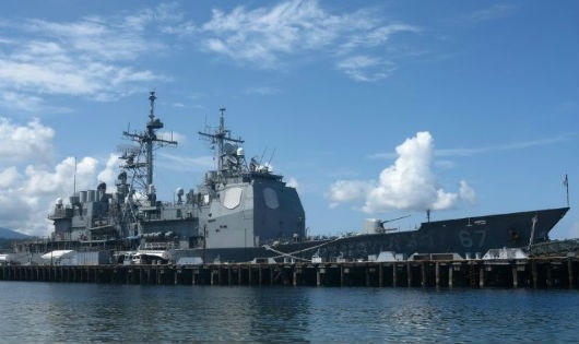 Tàu tuần dương USS Shiloh của Mỹ ở Vịnh Subic - một căn cứ hải quân cũ của Mỹ ở Philippines. (Ảnh: AFP)